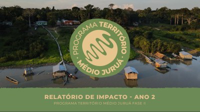 Capa do relatório traz uma foto ao fundo de comunidade, com casas construídas a beira do rio Juruá e a floresta amazônica. A frente está escrito Programa Território Médio Juruá - Relatório de Impacto - Ano 2